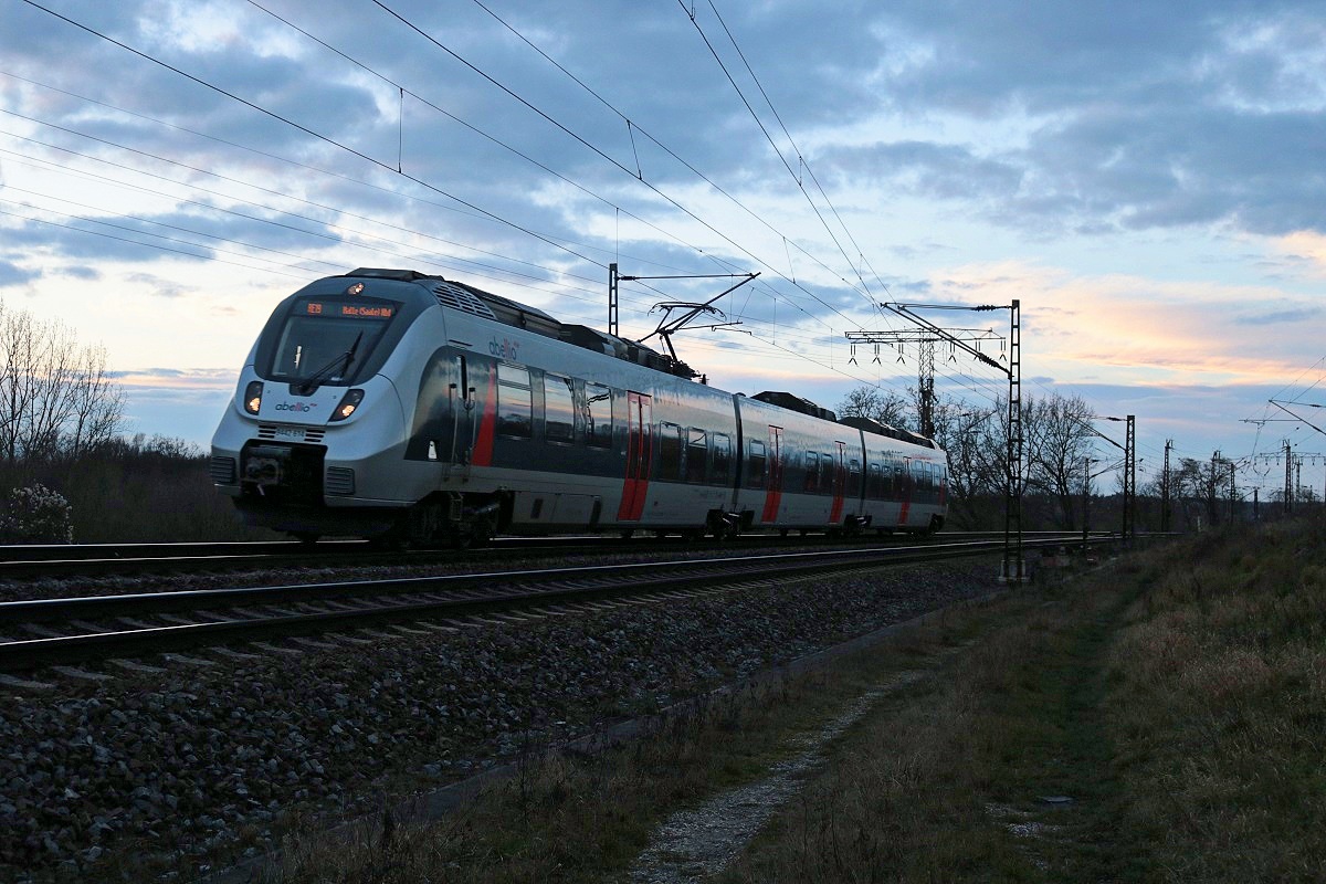 9442 614 (Bombardier Talent 2) von Abellio Rail Mitteldeutschland als RE 74733 (RE19) von Leinefelde nach Halle(Saale)Hbf fährt bei Böllberg-Wörmlitz auf der Bahnstrecke Halle–Hann. Münden (KBS 590). [29.12.2017 | 15:49 Uhr]