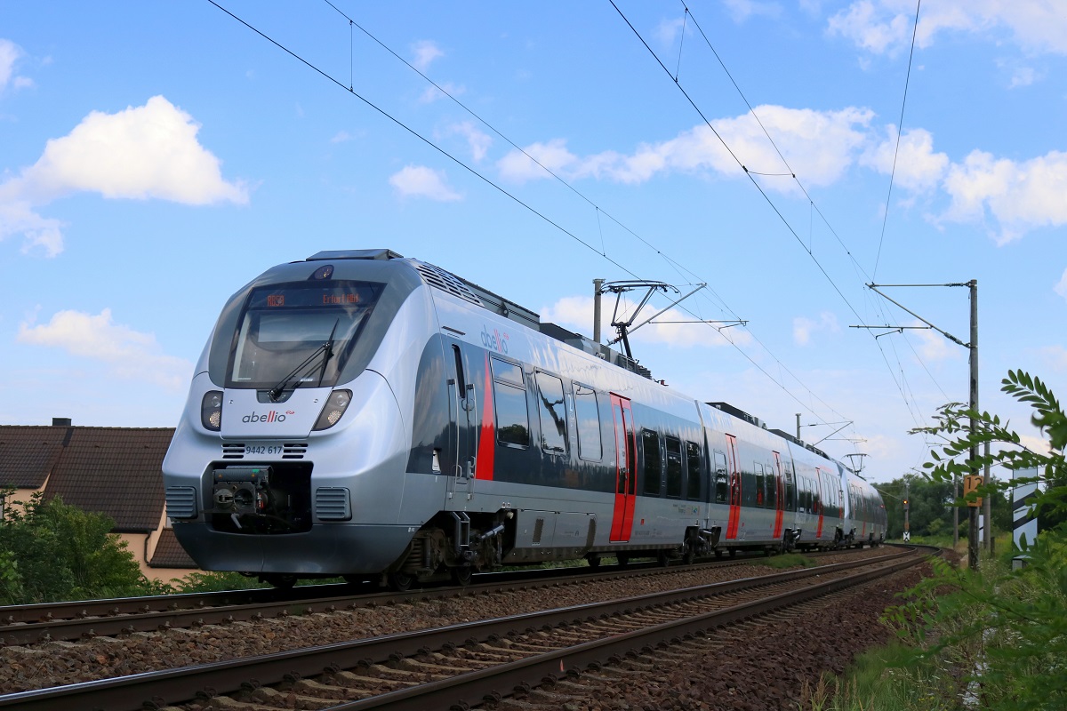 9442 617 und ein weiterer 9442 (Bombardier Talent 2) von Abellio Rail Mitteldeutschland als RB 74810 (RB59) von Dessau Hbf nach Erfurt Hbf in Zscherben, Angersdorfer Straße, auf der Bahnstrecke Halle–Hann. Münden (KBS 590). [3.8.2017 - 16:18 Uhr]