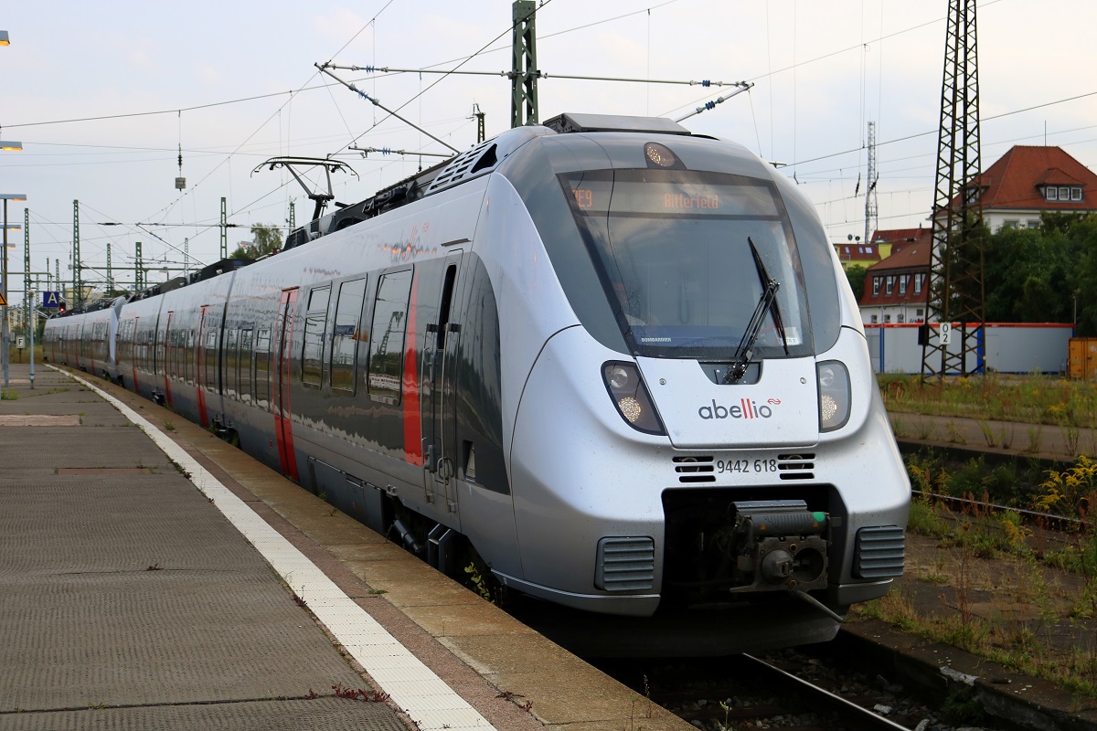 9442 618 und 9442 607 (Bombardier Talent 2) von Abellio Rail Mitteldeutschland als RE 74711 (RE9) von Kassel-Wilhelmshöhe nach Bitterfeld fahren in Halle(Saale)Hbf auf Gleis 3 ein. Der Zug hat hier einen fünfminütigen Aufenthalt. [26.8.2017 - 16:58 Uhr]