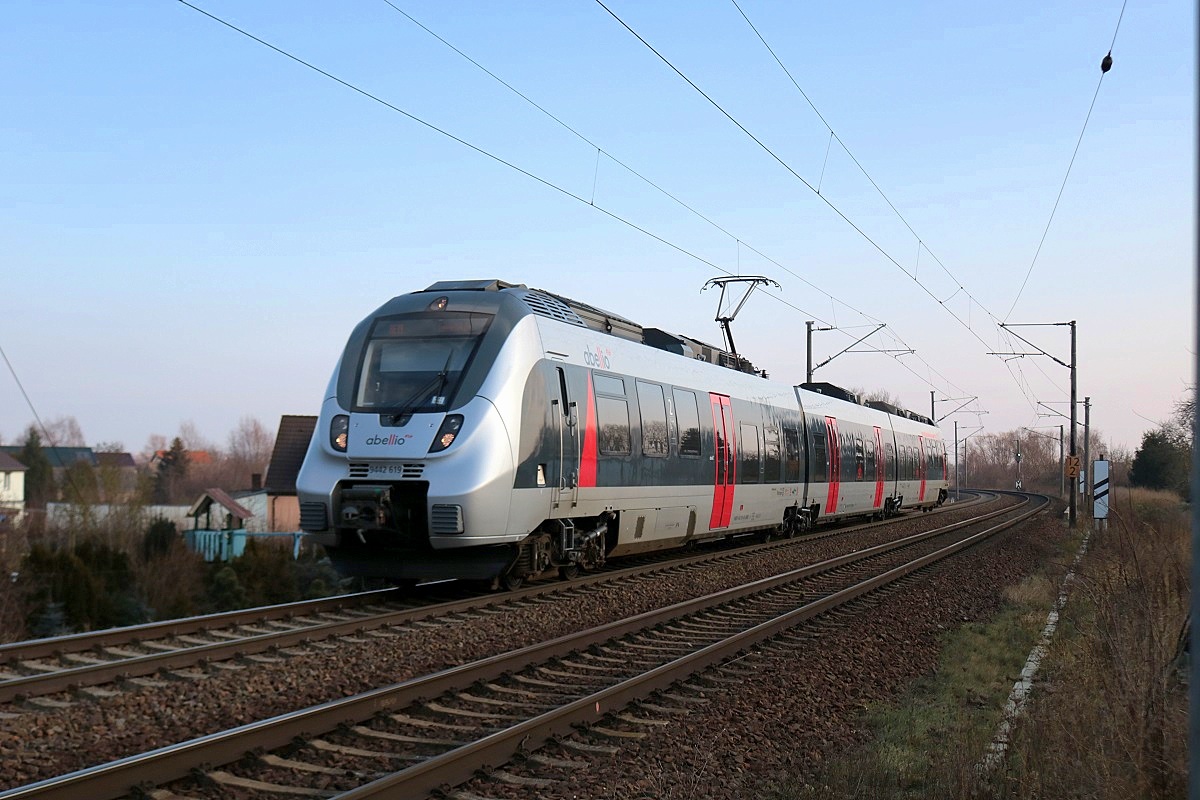 9442 619 (Bombardier Talent 2) von Abellio Rail Mitteldeutschland als RE 74728 (RE19) von Halle(Saale)Hbf Gl. 13a nach Leinefelde fährt in Zscherben, Angersdorfer Straße, auf der Bahnstrecke Halle–Hann. Münden (KBS 590). [14.1.2018 | 14:13 Uhr]