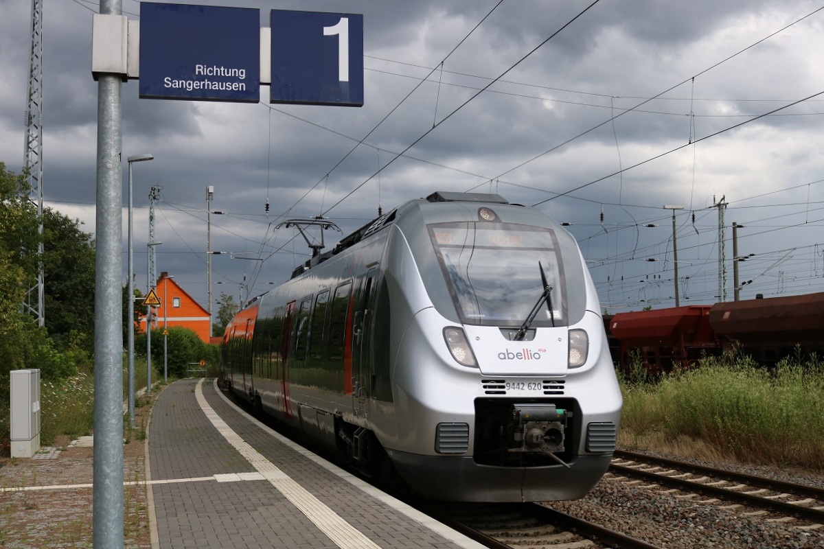 9442 620 (Bombardier Talent 2) von Abellio Rail Mitteldeutschland als verspätete RB 74810 (RB59) von Dessau Hbf nach Erfurt Hbf durchfährt den Bahnhof Angersdorf auf der Bahnstrecke Halle–Hann. Münden (KBS 590). [10.7.2017 - 16:28 Uhr]