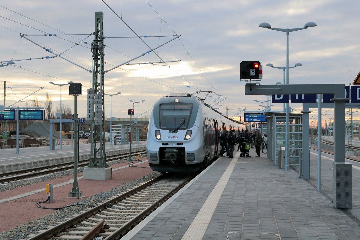 9442 801 (Bombardier Talent 2) von Abellio Rail Mitteldeutschland als RB 74611 (RB20) von Eisenach hat ihren Endbahnhof Halle(Saale)Hbf auf Gleis 11 A-C erreicht. [10.12.2017 | 9:32 Uhr]