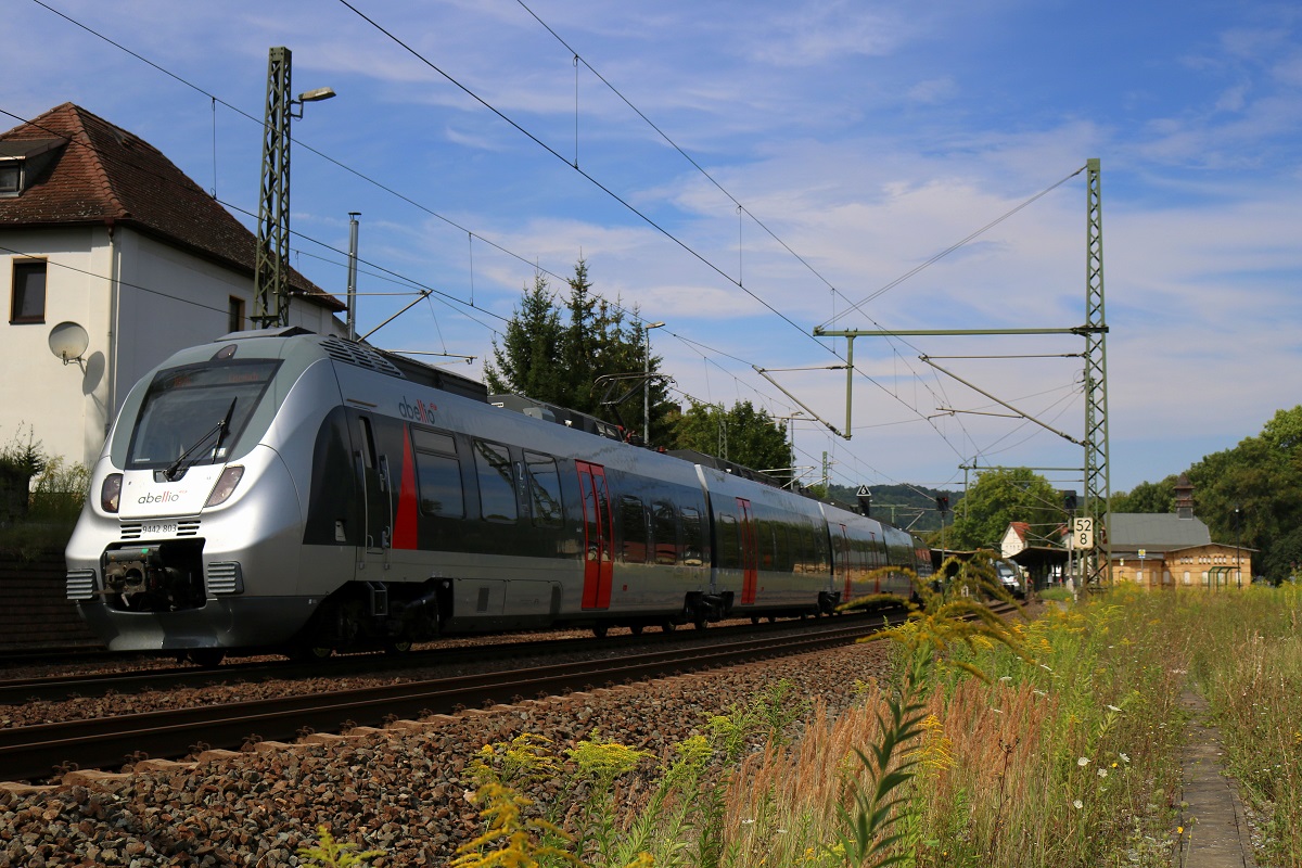 9442 803 (Bombardier Talent 2) von Abellio Rail Mitteldeutschland als RB 74622 (RB20) von Halle(Saale)Hbf Gl. 13a nach Eisenach fährt in Bad Kösen auf der Bahnstrecke Halle–Bebra (KBS 580). [8.8.2017 - 15:15 Uhr]