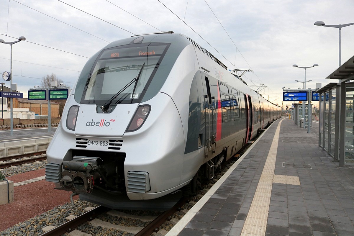9442 803 (Bombardier Talent 2) von Abellio Rail Mitteldeutschland als RB 74622 (RB20) nach Eisenach steht in ihrem Startbahnhof Halle(Saale)Hbf auf Gleis 11 A-C. [27.12.2017 | 14:19 Uhr]