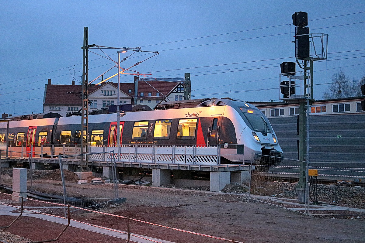 9442 804 (Bombardier Talent 2) von Abellio Rail Mitteldeutschland als RB 74626 (RB20) nach Eisenach steht in ihrem Startbahnhof Halle(Saale)Hbf Gl. 13a bereit.
(Motiv ist zwar verdeckt, ist aber nicht anders machbar gewesen.) [2.12.2017 | 16:23 Uhr]