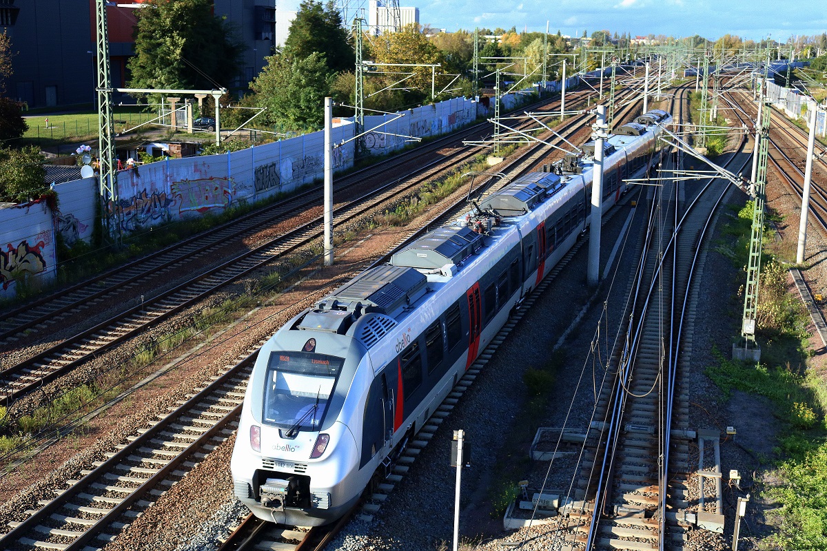 9442 806 (Bombardier Talent 2) von Abellio Rail Mitteldeutschland als RB 74626 (RB20) von Halle(Saale)Hbf Gl. 13a nach Eisenach passiert den Abzweig Thüringen (At). Aufgenommen von der Brücke Dieselstraße in Halle (Saale). [3.10.2017 | 16:31 Uhr]