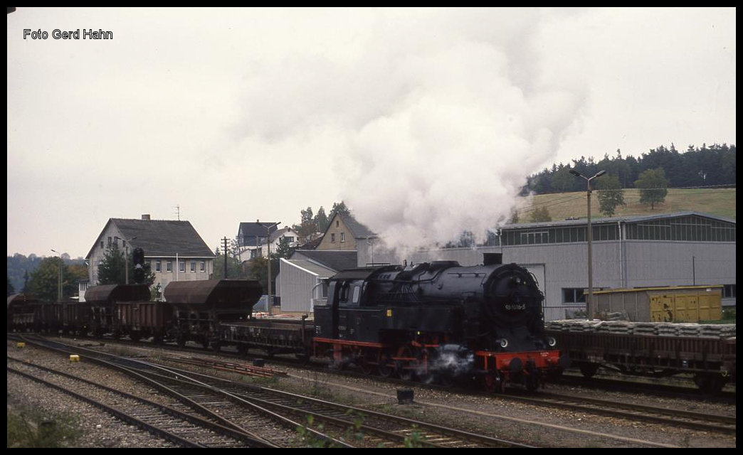 951016 fährt am 9.10.1992 um 12.02 Uhr mit einem Güterzug aus Saalfeld kommend in den Bahnhof Schmiedefeld ein.