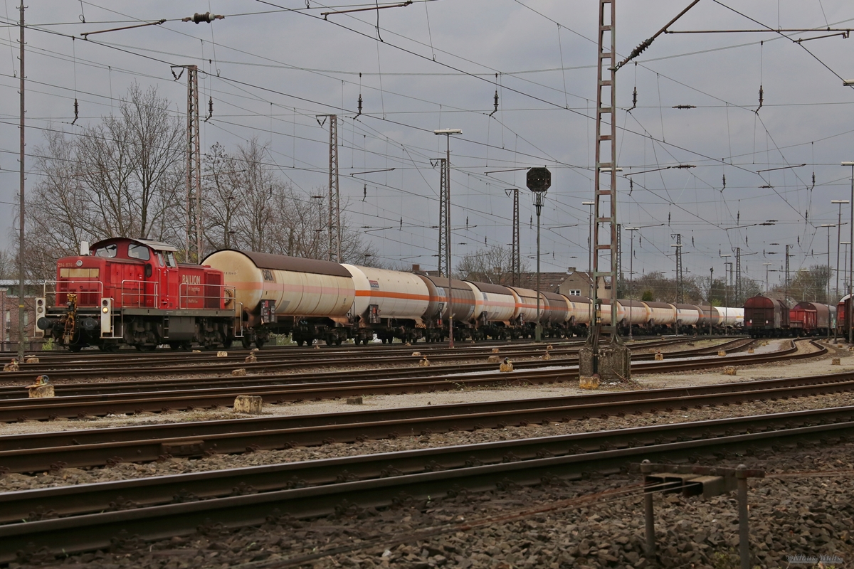 98 80 3294 874-3 D-DB mit einen Kesselwagenzug in Wanne-West. 29.03.2017