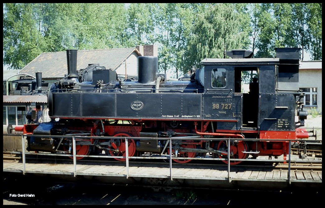 98727 unter Dampf am 7.7.1991 auf der Drehscheibe im Museum Darmstadt Kranichstein.