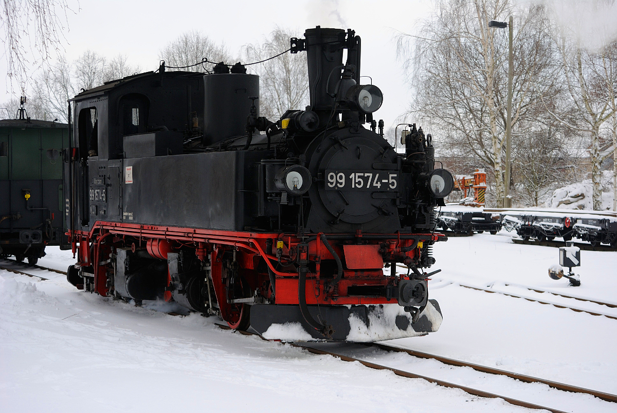 99 1574-5 im Bahnhof Mügeln. (29.12.2014) 