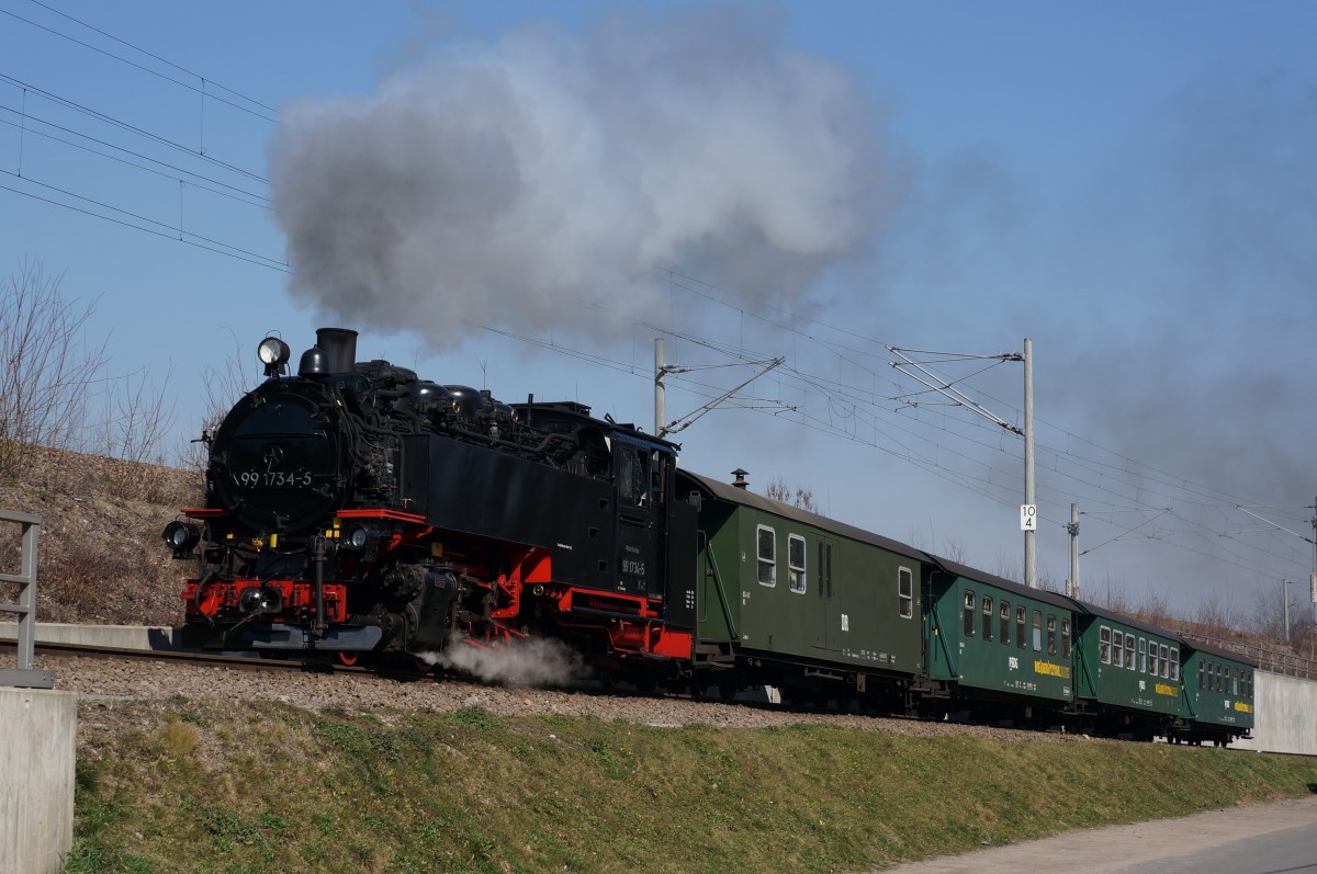 99 1734-5 (DR 99 734; DB 099 723-9) mit einem Zug der Weißeritztalbahn nach Dippoldiswalde bei Ausfahrt aus Freital-Hainsberg; 20.03.2015
