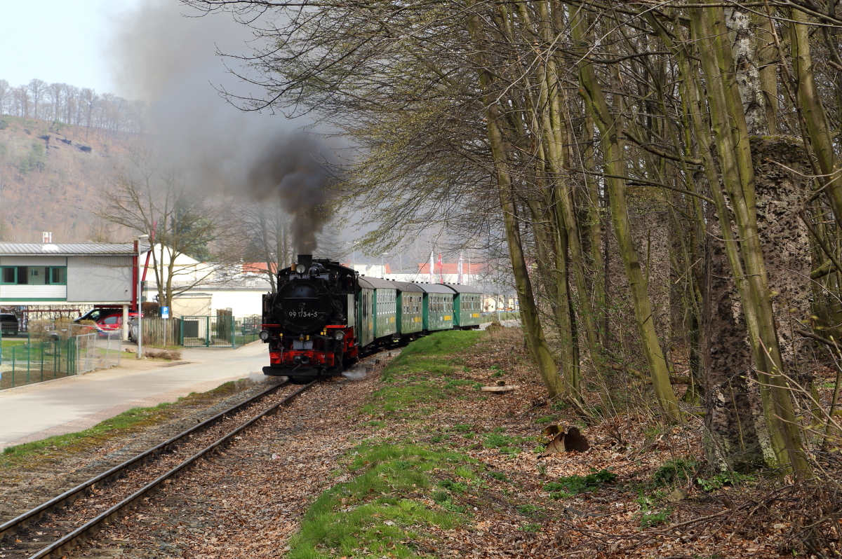 99 1734 mit P 5004 nach Dippoldiswalde am 04.04.2016 kurz nach Verlassen des Haltepunktes Freital-Coßmannsdorf.