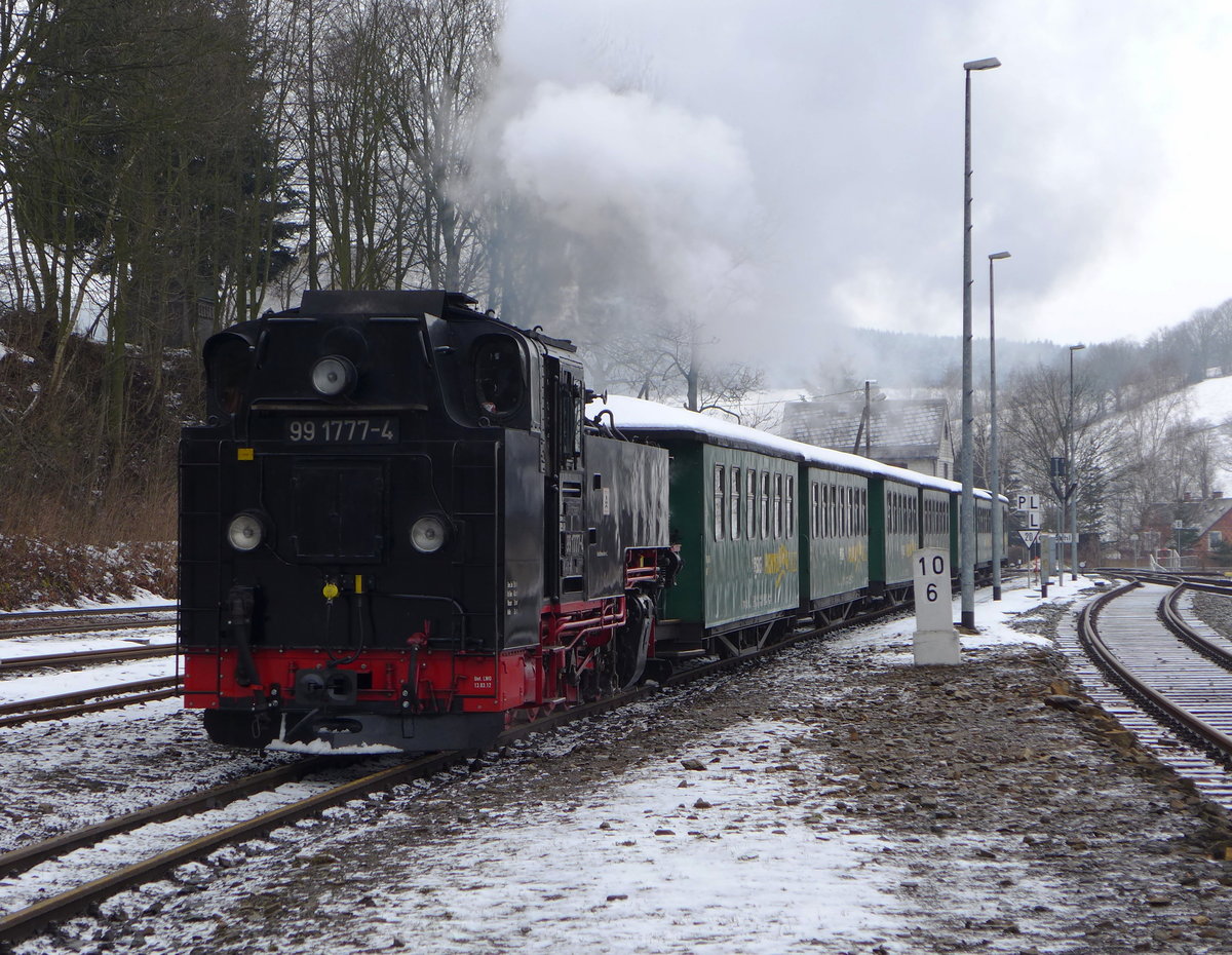 99 1777-4 der Fichtelbergbahn erreicht mit P1100 (Kurort Oberwiesenthal - Cranzahl) den Bahnhof von Cranzahl.

Cranzahl, 22. März 2016