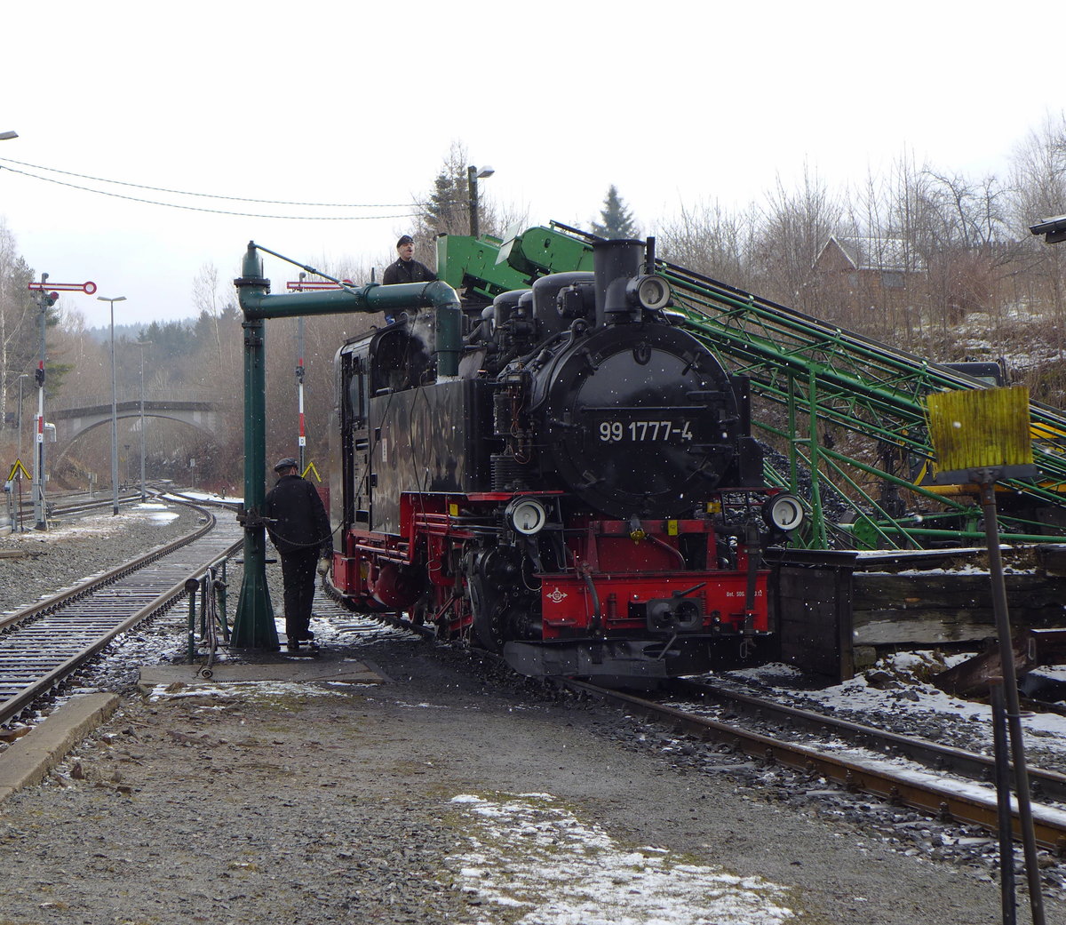 99 1777-4 wird für die anstehende Bergfahrt nach Oberwiesenthal vorbereitet.

Cranzahl, 22. März 2016