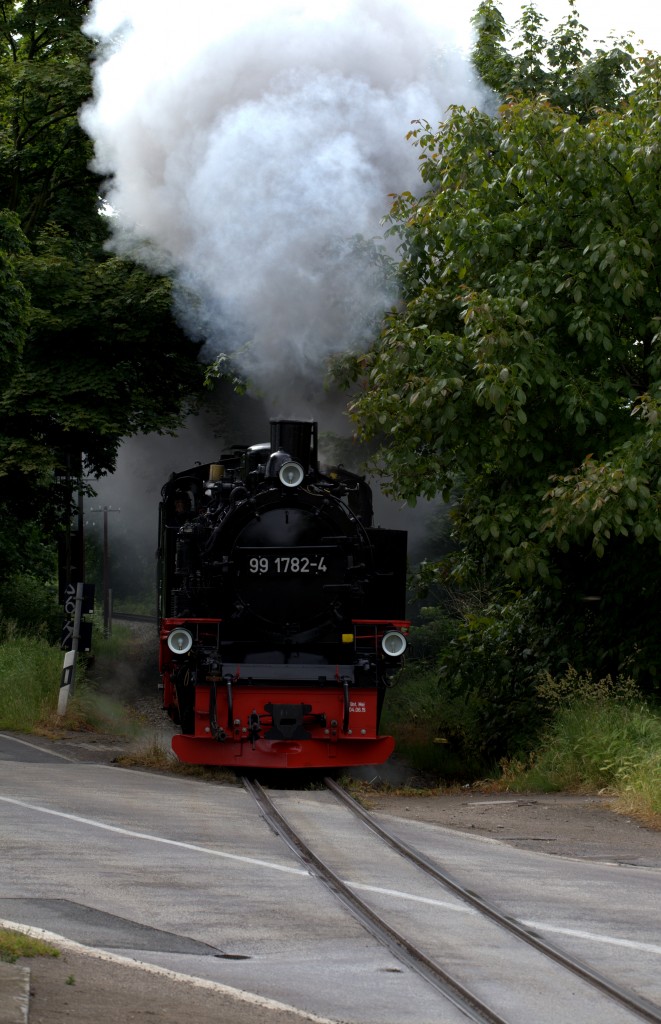 99 1782-4 mach mächtig  Dampf, denn von Sellin Ost nach Sellin West ist eine Steigung zu überwinden. 23.06.2015 09:10 Uhr.