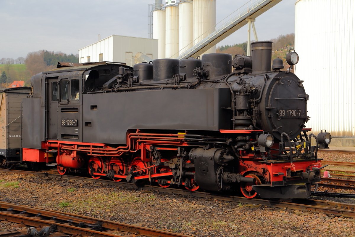 99 1790, eine sächsische VII K,, als Museumsstück kalt abgestellt im Bahnhof Freital-Hainsberg. Die Aufnahme entstand am 04.04.2016.