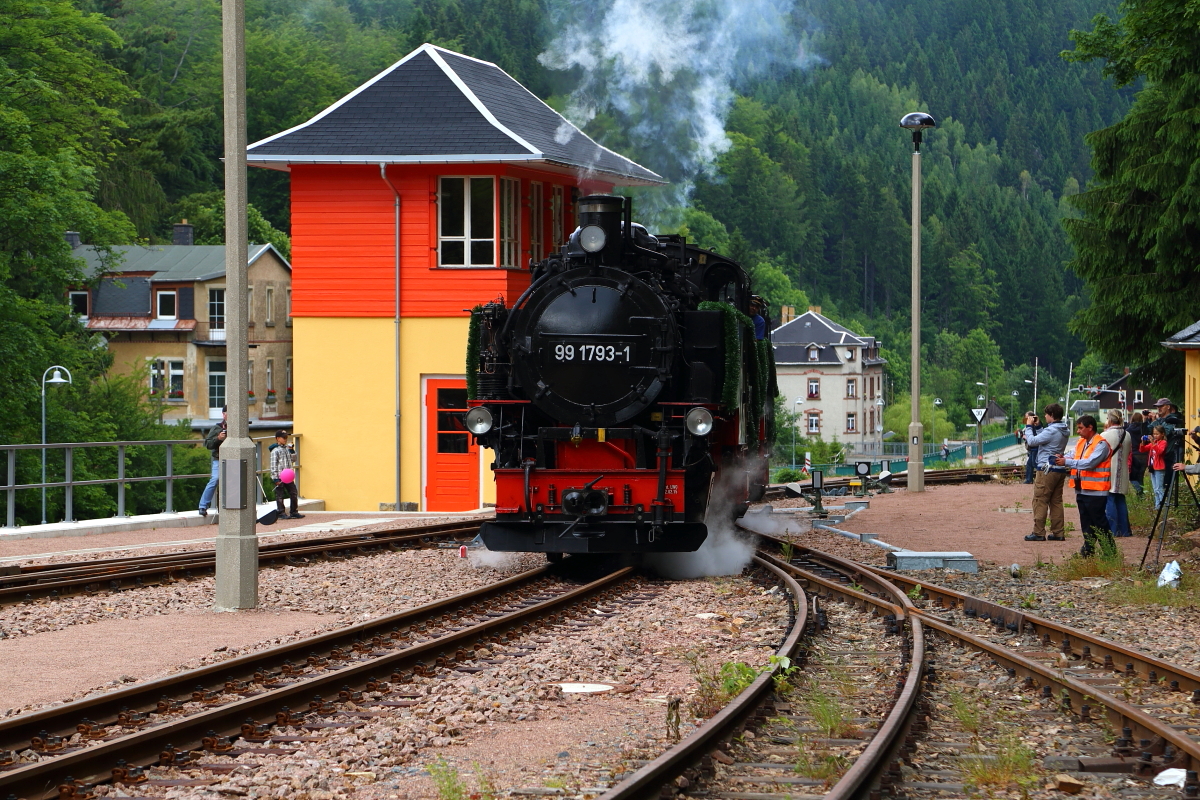 99 1793 und 99 1734 am 17.06.2017 kurz vor Übernahme von P6003, dem ersten Planzug nach Freital-Hainsberg seit 2002, im Bahnhof Kurort Kipsdorf. (Bild 1)