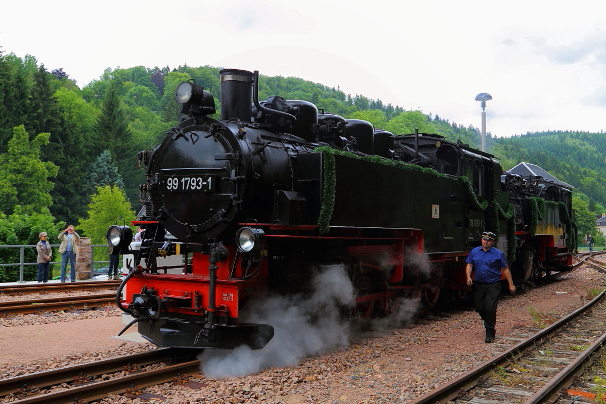 99 1793 und 99 1734 am 17.06.2017 kurz vor Übernahme von P6003, dem ersten Planzug nach Freital-Hainsberg seit 2002, im Bahnhof Kurort Kipsdorf. (Bild 2)