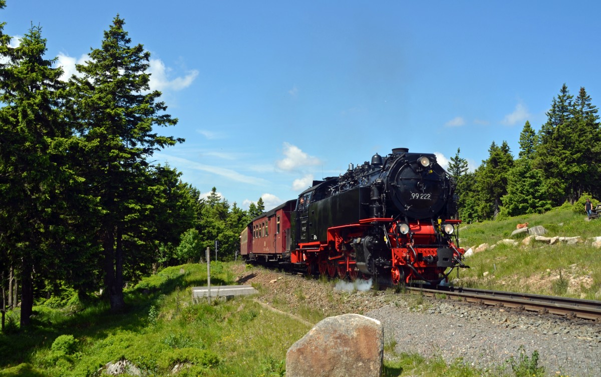 99 222 erklimmt am 30.06.15 mit ihrem Zug aus Wernigerode die letzten Meter hinauf zum Brocken.