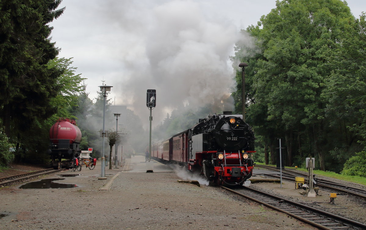 99 222 setzt sich mit dem ersten Brockenzug des Tages, P8931, in Bewegung.

Drei Annen Hohne, 12. August 2017