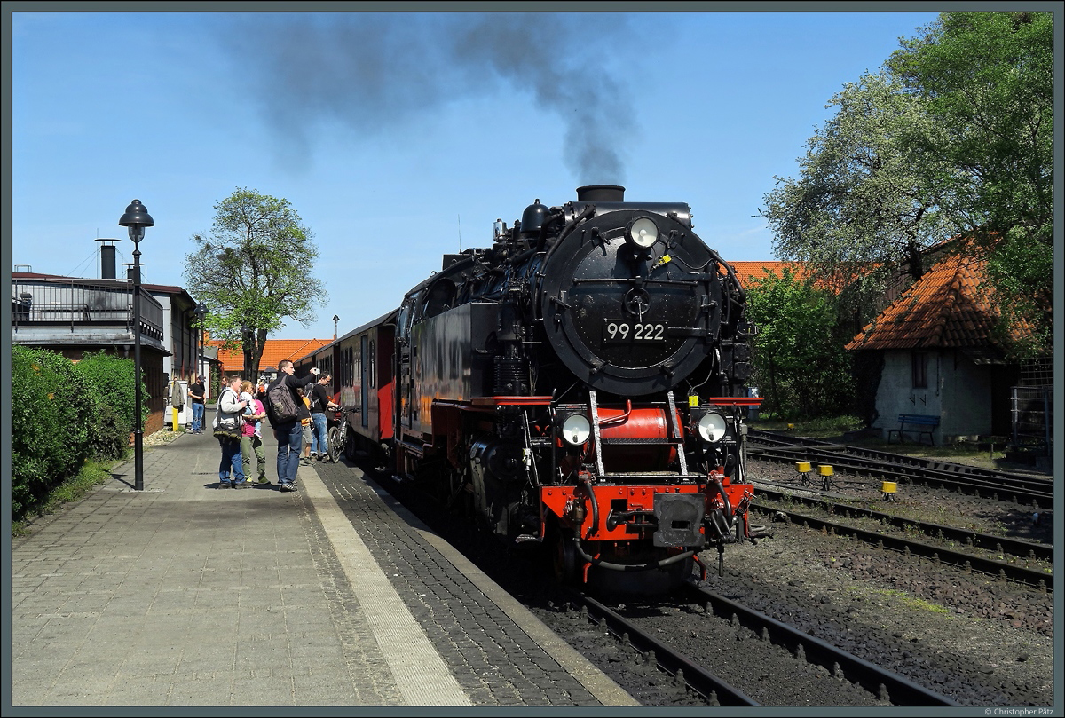 99 222 steht am 06.05.2016 mit dem P 8937 zum Brocken im Bahnhof Wernigerode.