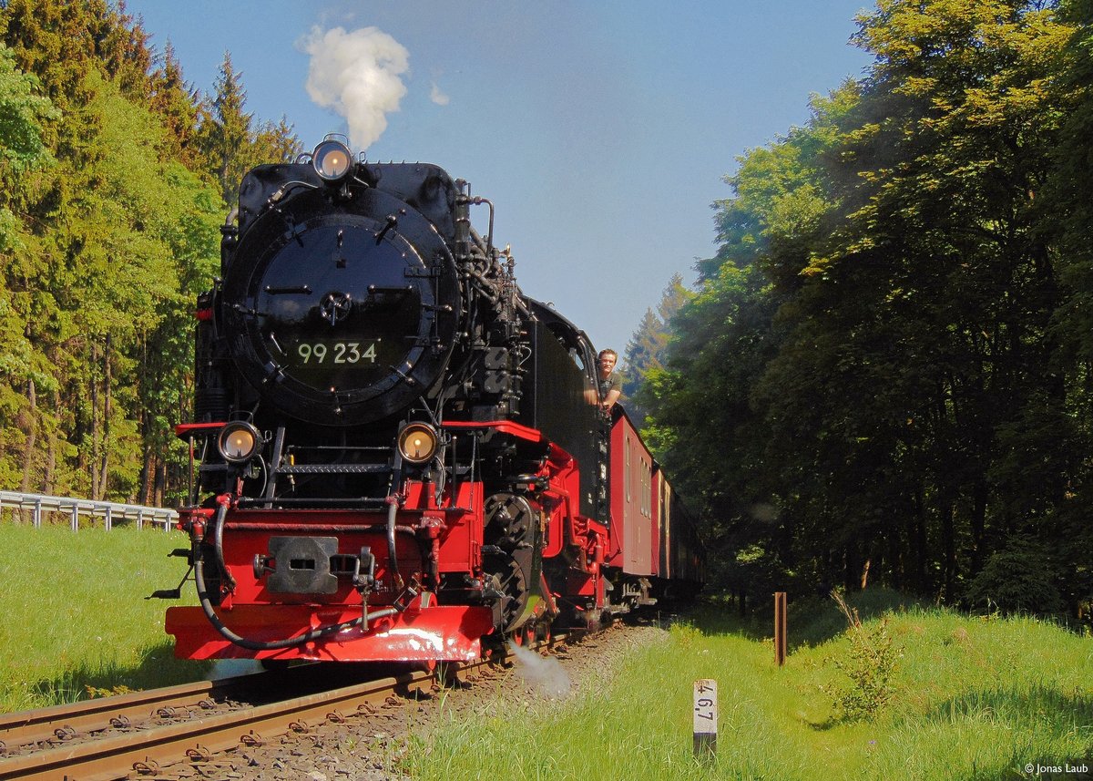 99 234 (LKM 134011, Bj. 1954) der Harzer Schmalspurbahnen war bis vor kurzem noch als 99 7234-0 unterwegs. Mitte Mai 2018 wurde sie optisch in den Zustand der 60er Jahre zurückversetzt und erhielt eine Zentralverschluss-Attrappe sowie nicht EDV-gerechte Nummernschilder. Am 21.05.2018 erreicht sie mit dem N8925 den Bahnhof Drei Annen Hohne.