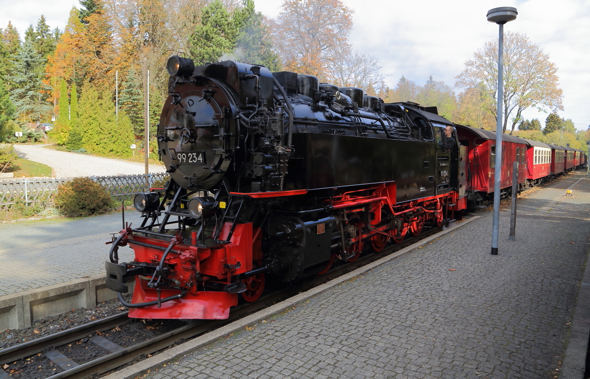 99 234 mit P8903 (Wernigerode - Eisfelder Talmühle) am 19.10.2018 bei der Einfahrt in den Bahnhof Drei Annen Hohne.