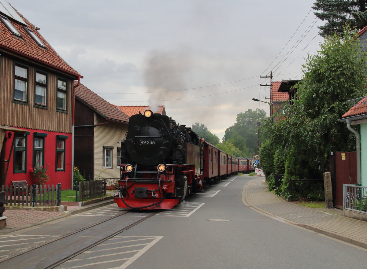 99 236 beschleunigt den P8939 (Wernigerode - Brocken) aus der Station Hochschule Harz heraus.

Wernigerode Hochschule Harz, 02. August 2017