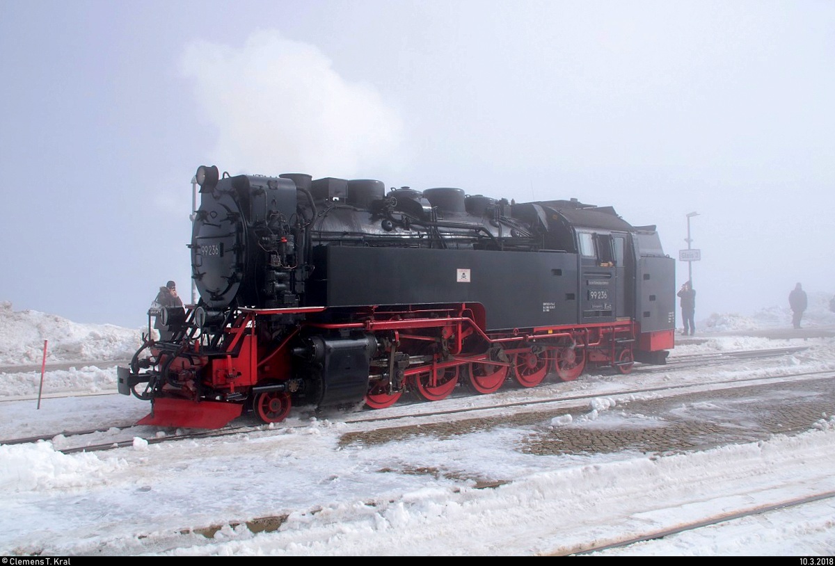 99 236 der Harzer Schmalspurbahnen GmbH (HSB) rangiert im Bahnhof Brocken bei Schnee, Wind und Nebel. [10.3.2018 | 11:32 Uhr]