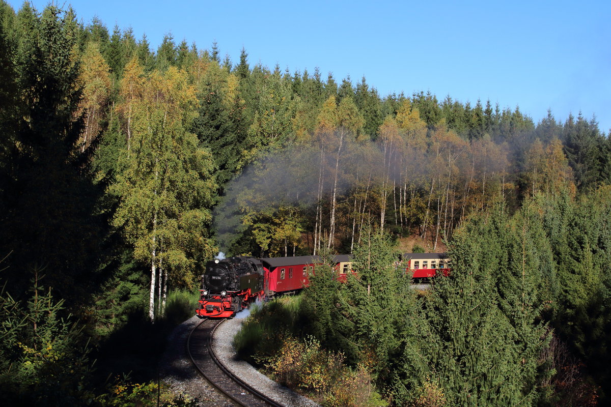 99 236 ist mit P8925 unterwegs zum Brocken im herbstlichen Drängetal.

Drängetal, 15. Oktober 2017