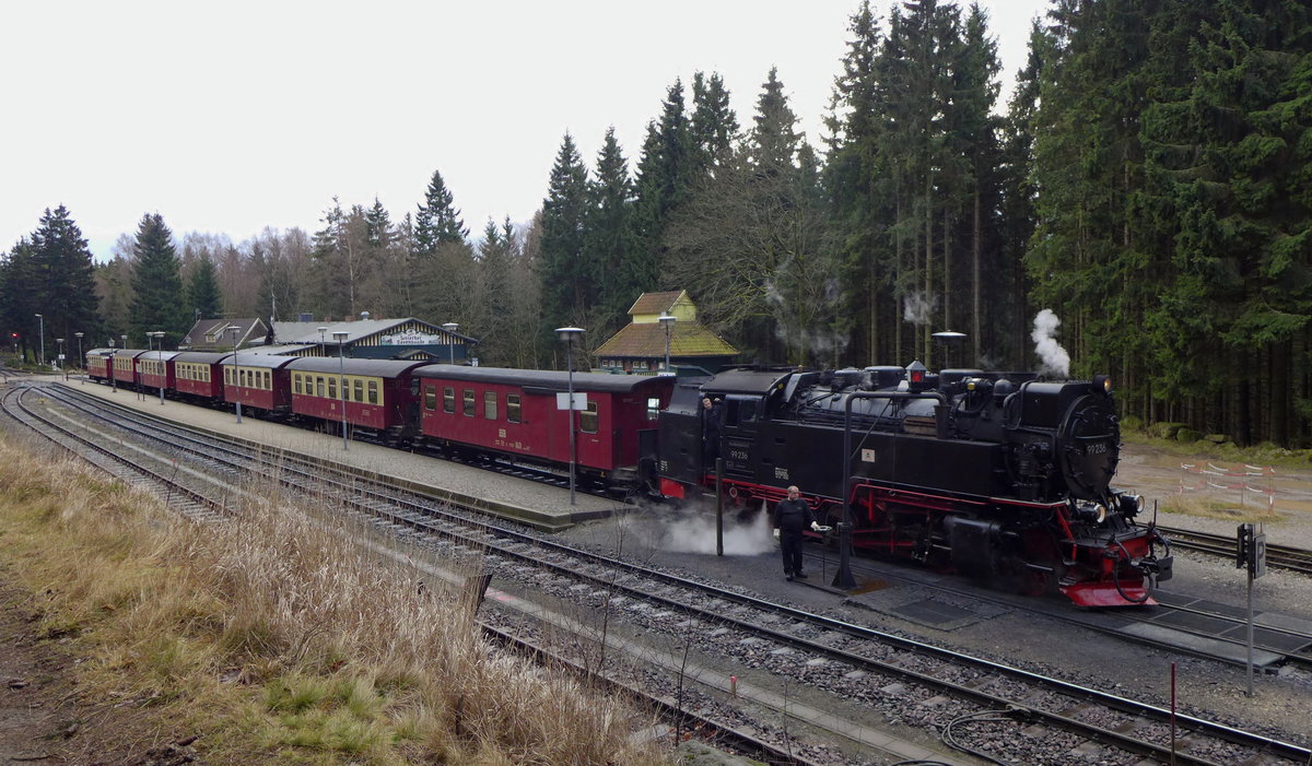 99 236 steht mit P8933 (Wernigerode - Brocken) im Bahnhof Schierke. Wegen eines Schadens an der Lok hatte dieser Zug ordentlich verspätung...

Schierke, 23. Dezember 2015