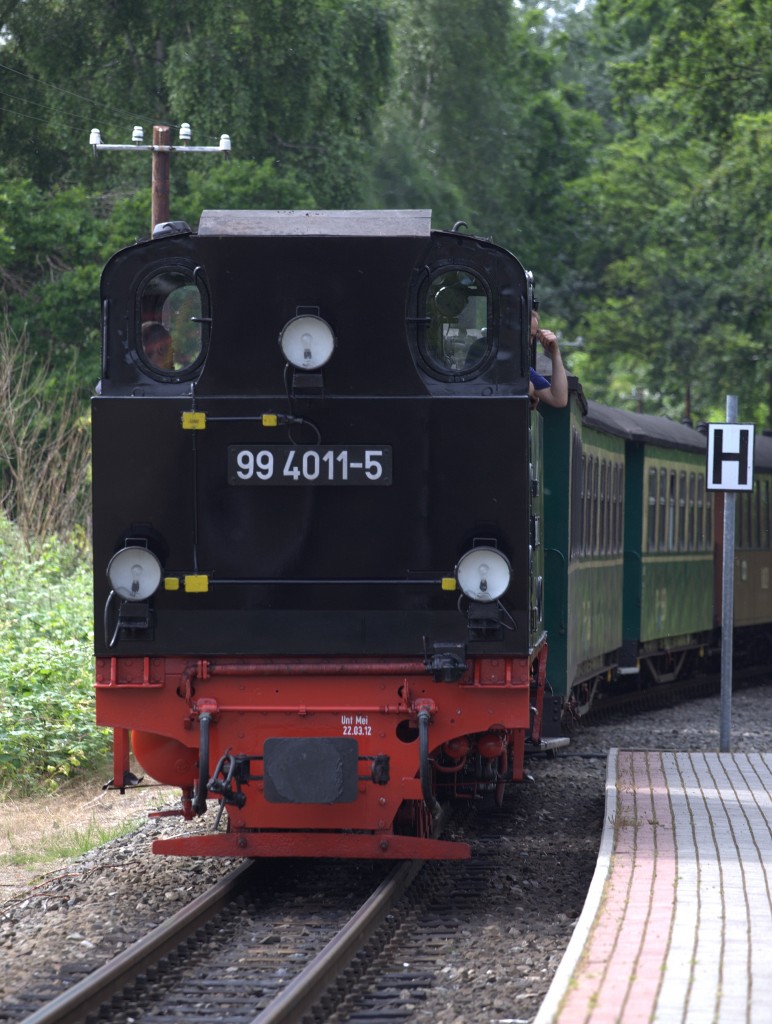 99 4011 - 5 bei der Einfahrt in Sellin Ost. 25.06.2015 14:04 Uhr.