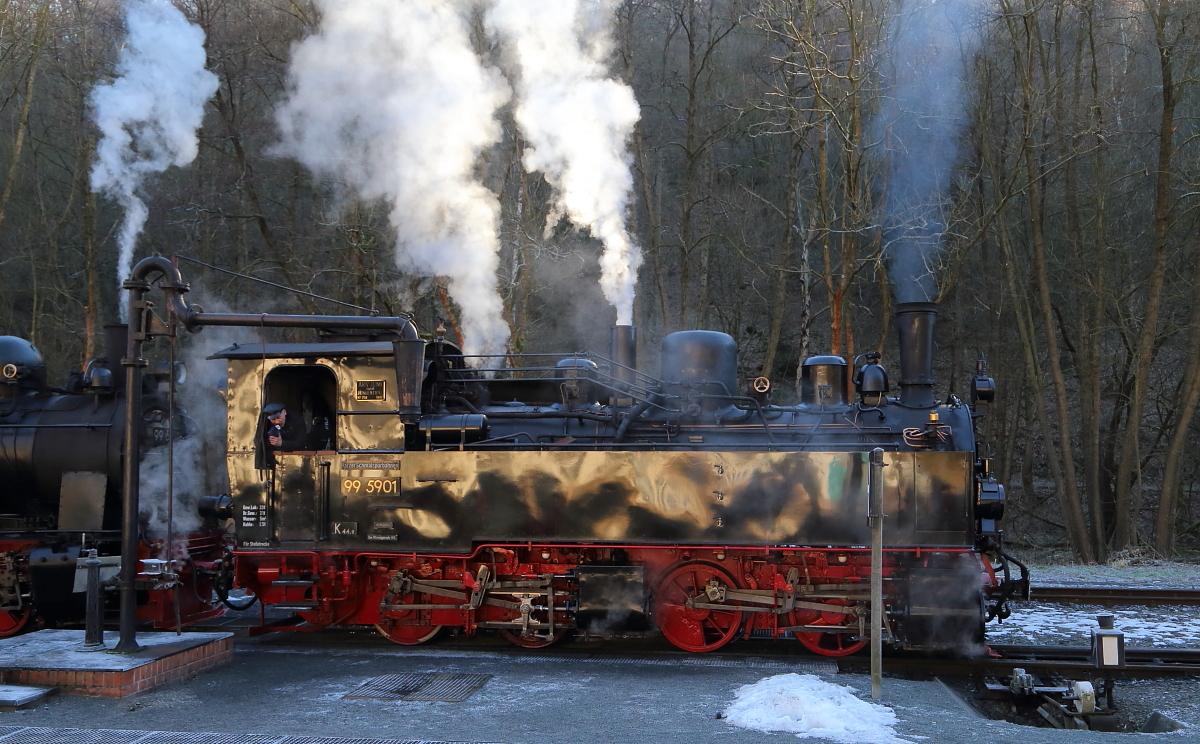 99 5901 als Vorspannlok für einen IG HSB-Sonder-PmG, am 14.02.2015, kurz vor Ausfahrt in Richtung Stiege, im Bahnhof Alexisbad.