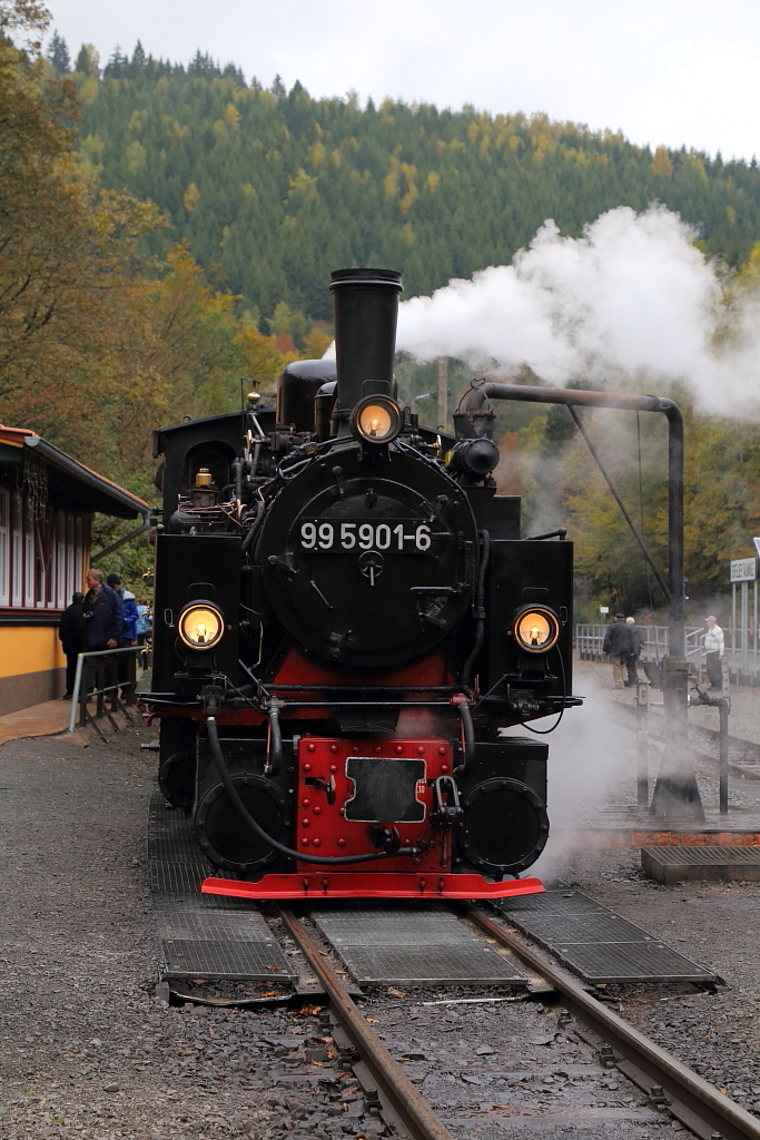 99 5901 am 17.10.2015 beim Wasserfassen im Bahnhof Eisfelder Talmühle.