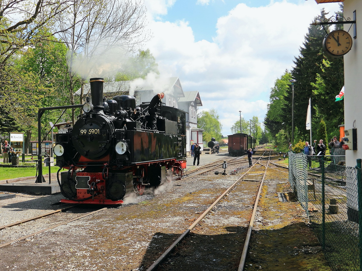 99 5901 am Wasserkran im Bahnhof Hasselfelde am 20. Mai 2017 gegen 12.00 Uhr.