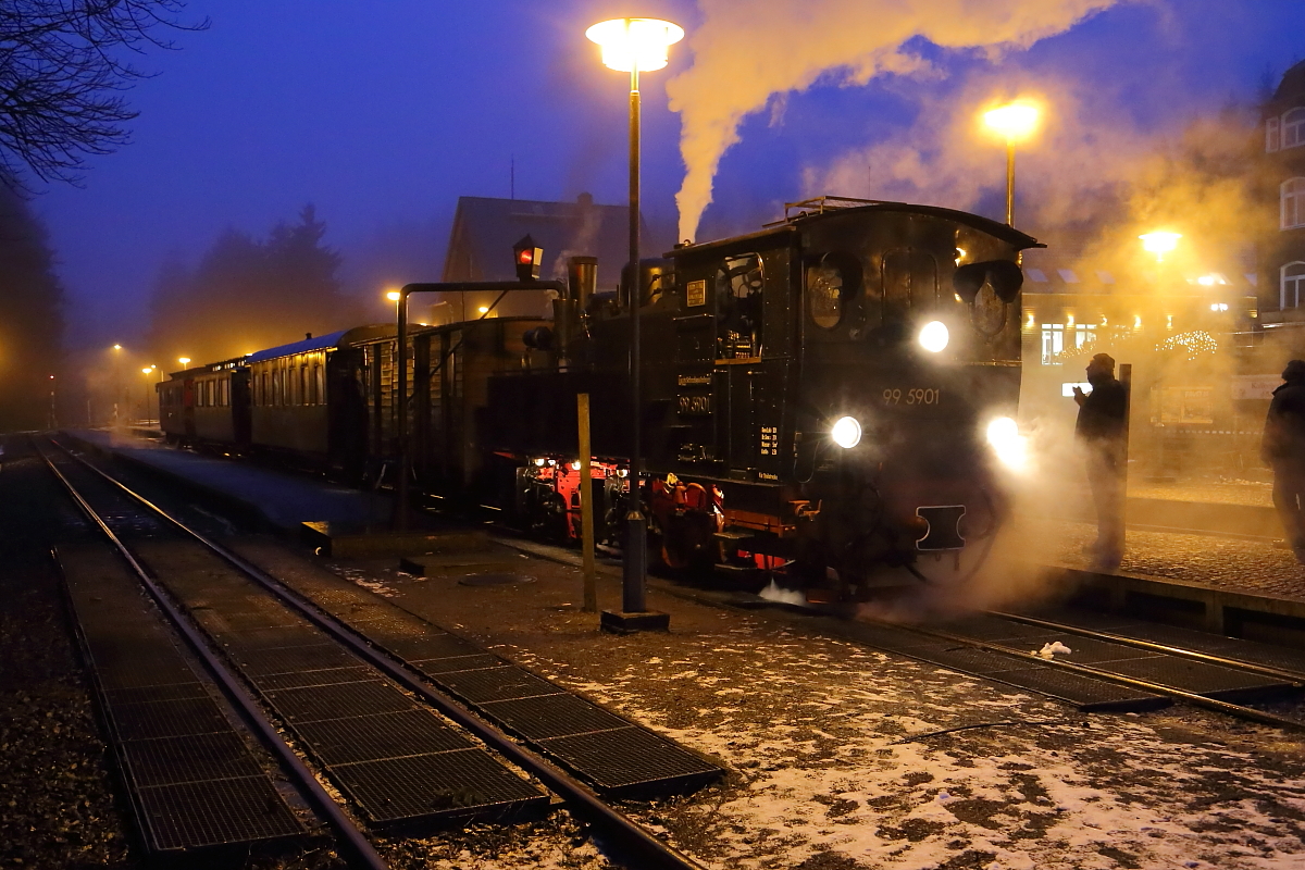 99 5901, mit IG HSB-Sonderzug am Abend des 05.02.2016 auf der Rückfahrt vom Brocken nach Wernigerode, beim letzten Wasserfassen im Bahnhof Drei Annen Hohne.