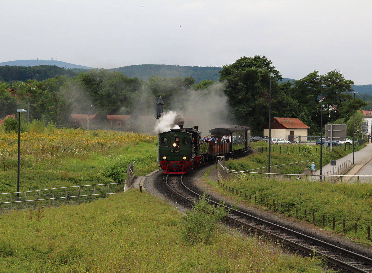 99 5902 und 99 5901 erreichen mit ihrem Traditionszug (Wernigerode - Brocken - Wernigerode) den Bahnhof von Wernigerode.

Wernigerode, 02. August 2017