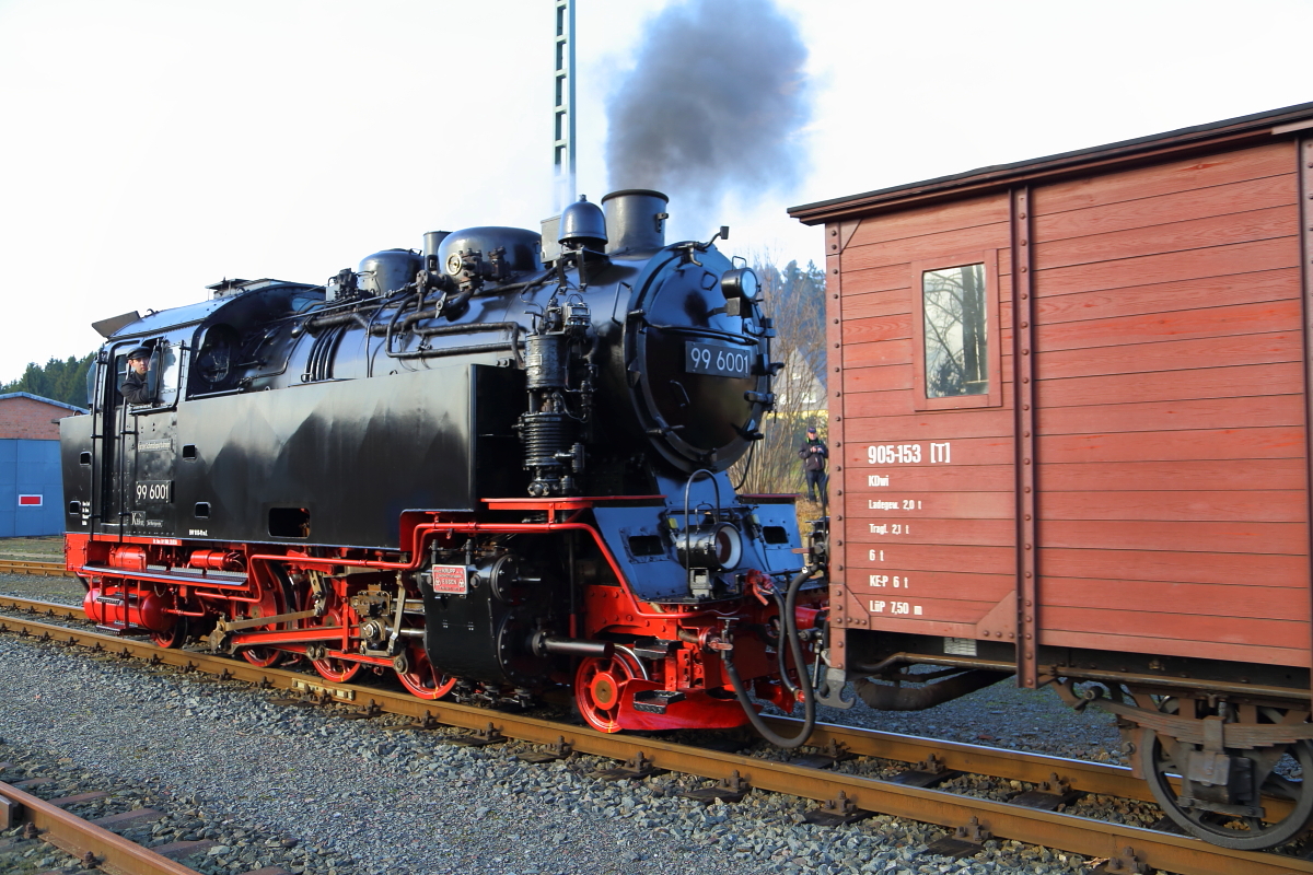 99 6001 am 06.02.2016 beim Bereitstellen des IG HSB-Sonderzuges 2 zur Rückfahrt nach Wernigerode, im Bahnhof Benneckenstein. (Bild 1)