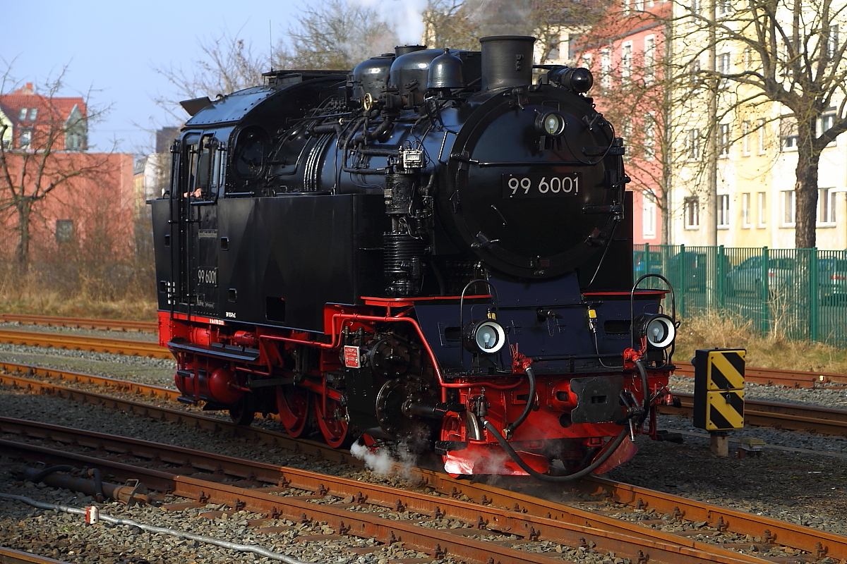 99 6001 am 15.02.2015 auf Rangierfahrt im Bahnhof Nordhausen-Nord. Sie hat gerade von ihrem IG HSB-Sonderzug abgekuppelt und ist jetzt auf dem Weg zur Mittagspause ins Bw. (Bild 2)