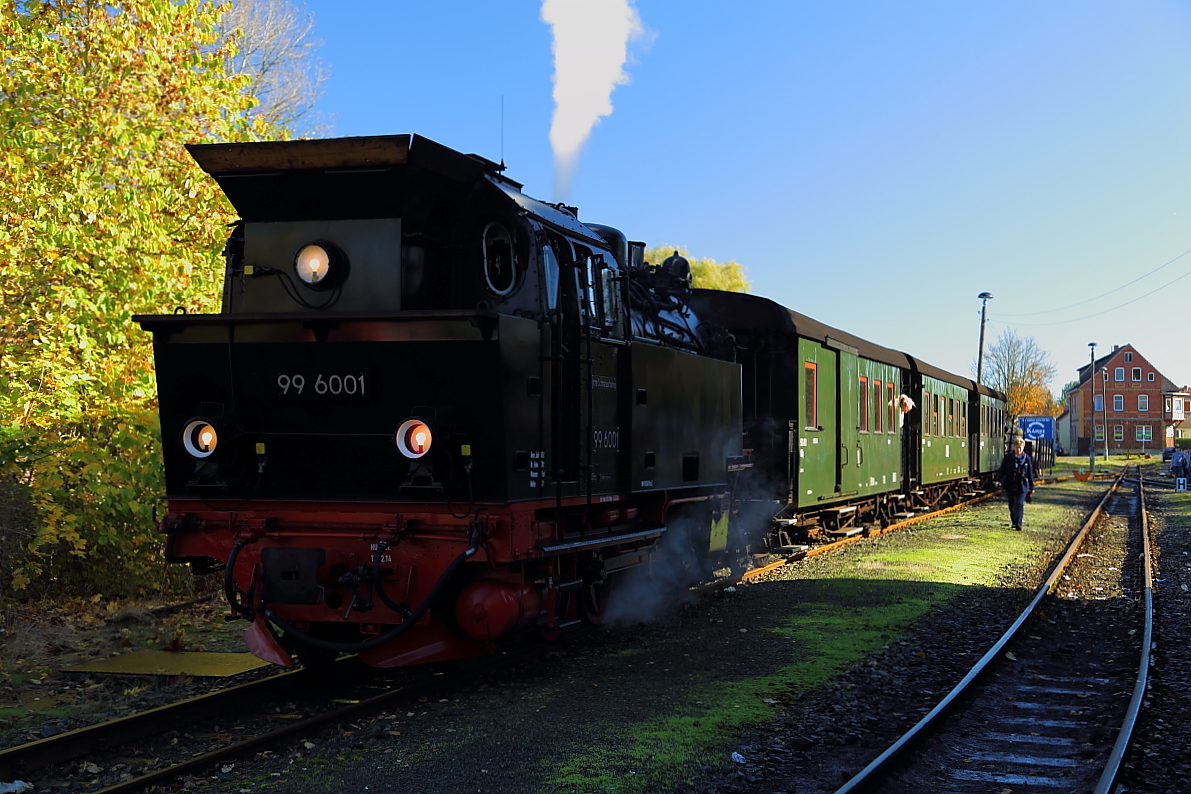 99 6001 mit IG HSB-Sonder-PmG, abfahrbereit in Richtung Alexisbad, am 19.10.2014 im Bahnhof Harzgerode.