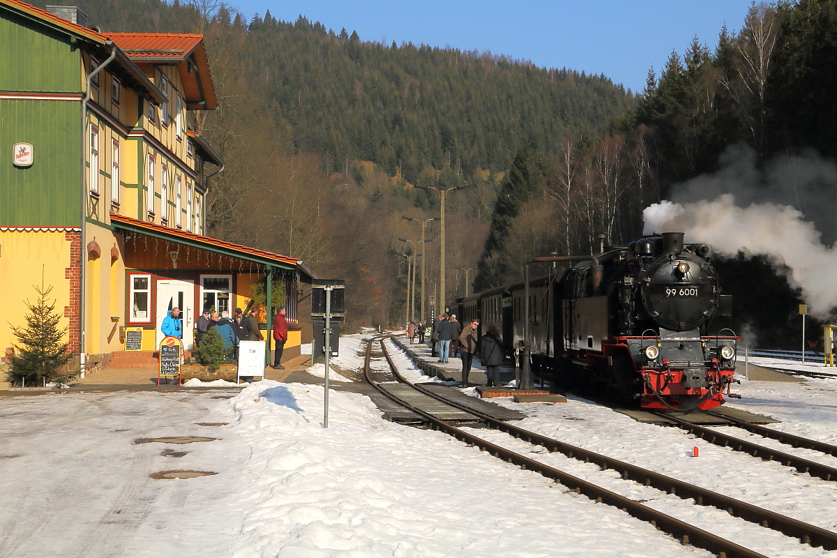 99 6001 mit IG HSB-Sonderzug am 15.02.2015 während des Wasserfassens im Bahnhof Eisfelder Talmühle. (Bild 2)