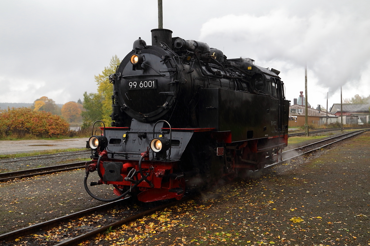 99 6001 während einer Rangierfahrt am 22.10.2016 im Bahnhof Stiege. Sie hat gerade in der Wendeschleife gedreht und übernimmt in wenigen Augenblicken wieder ihren IG HSB-Sonderzug zur Weiterfahrt nach Quedlinburg. (Bild 2)