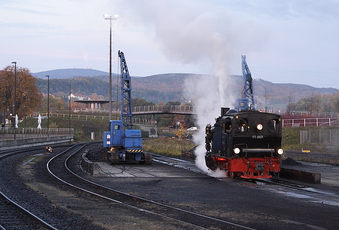 99 6101 am Morgen des 19.10.2013 an der Bekohlungsanlage im Bw Wernigerode. Bei genauem Hinsehen läßt sich über dem Brockengipfel eine kleine Wolke erkennen, welche es so aussehen läßt, als ob sich dort oben ein Kraftwerk befinden würde, welches es natürlich nicht gibt. ;-) Es handelt sich hier um eine zufällige Wolkenformation.