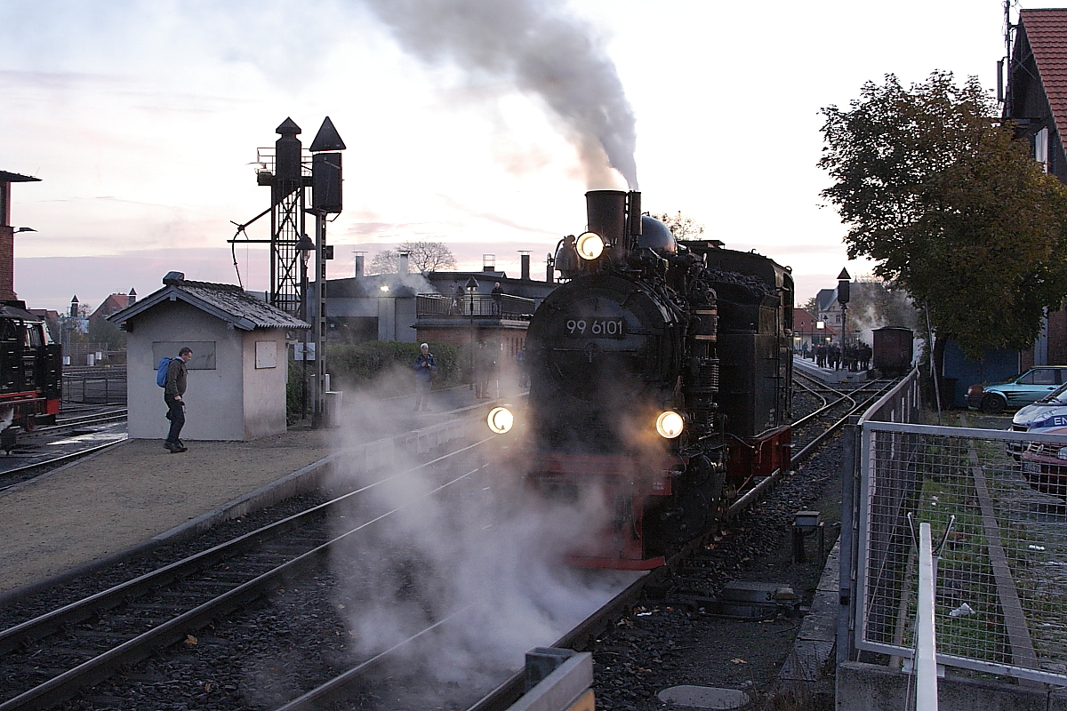 99 6101 am Morgen des 19.10.2013 bei der Einfahrt in den Bahnhof Wernigerode. Am Bahnsteig hinten wartet bereits der Sonderzug der IG HSB, welchen sie kurz darauf nach Eisfelder Talmühle befördern wird.