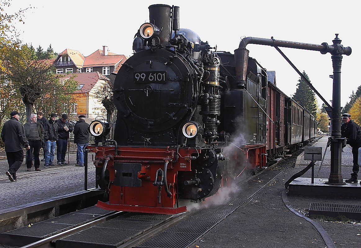 99 6101 mit einem Sonderzug der IG HSB nach  Eisfelder Talmühle  am 19.10.2013 beim Wasserfassen im Bahnhof Drei Annen Hohne.
