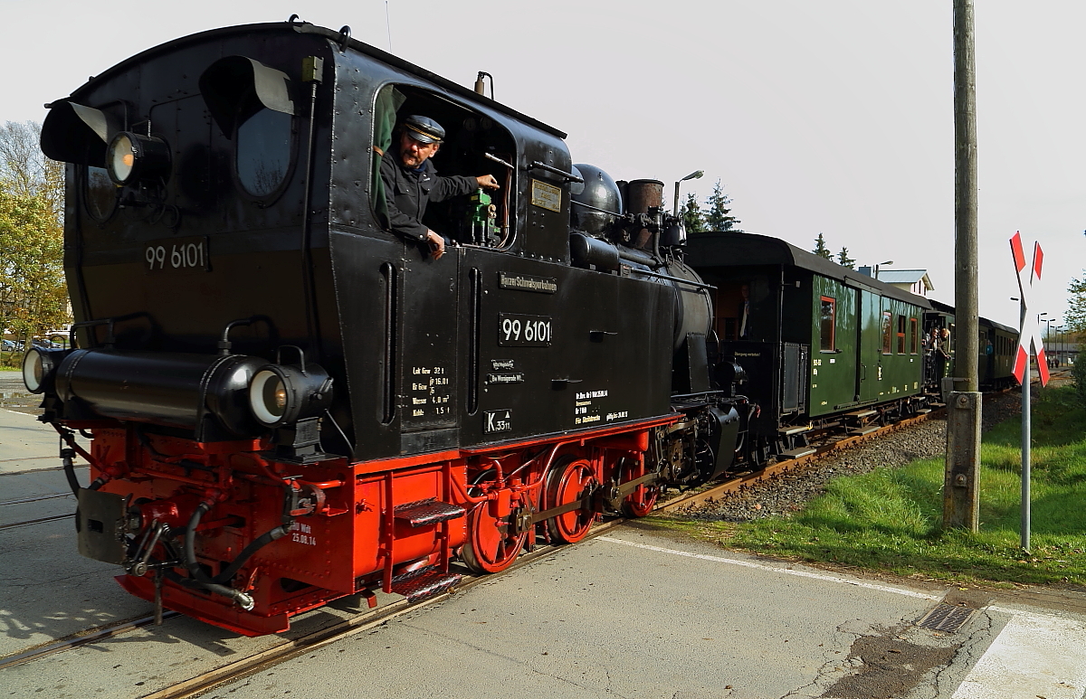 99 6101 mit IG HSB-Sonderzug am Nachmittag des 18.10.2014 beim Überqueren des Bahnüberganges am Bahnhof Stiege.