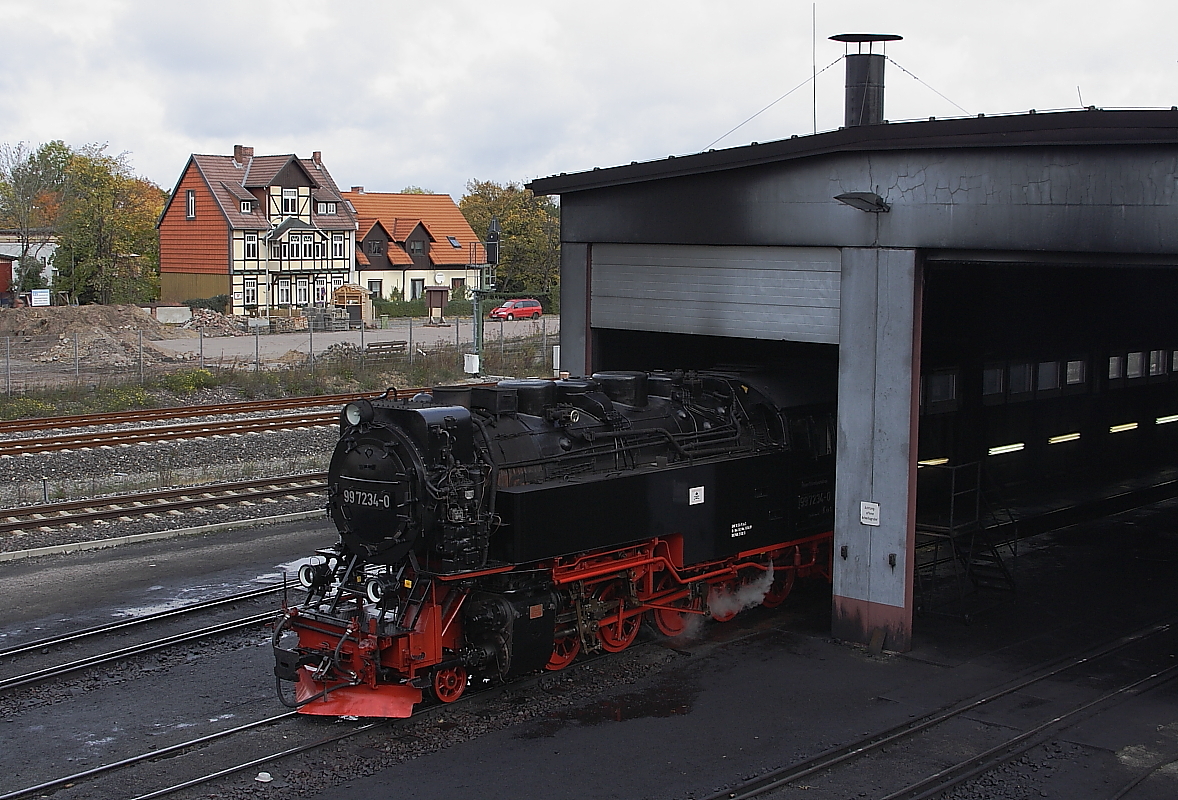99 7234 am Mittag des 18.10.2013 am Lokschuppen im Bw Wernigerode. Die Aufnahme erfolgte von der Aussichtsplattform des Bahnhofes aus.