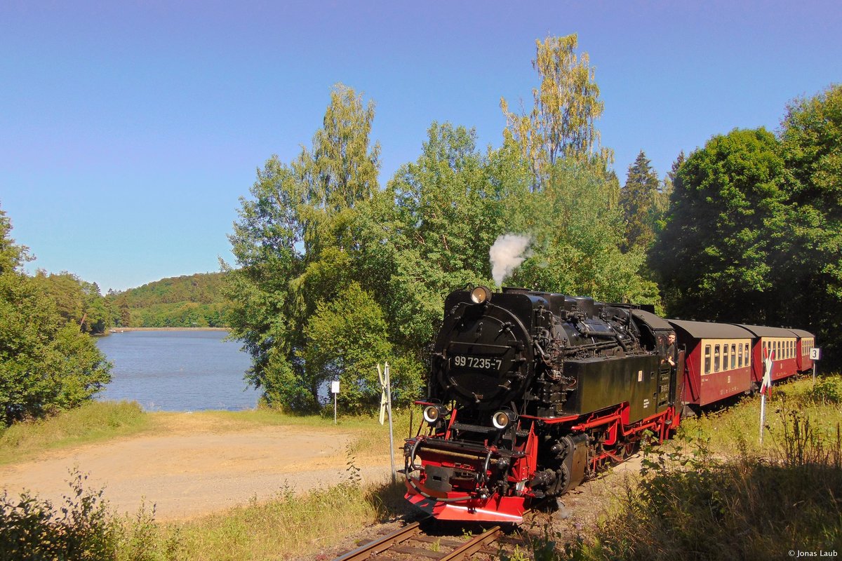 99 7235-7 (LKM 134012, Bj. 1954) der Harzer Schmalspurbahnen passiert am 07.07.2018 mit dem N8965 von Gernrode nach Hasselfelde den Bergsee bei Güntersberge.