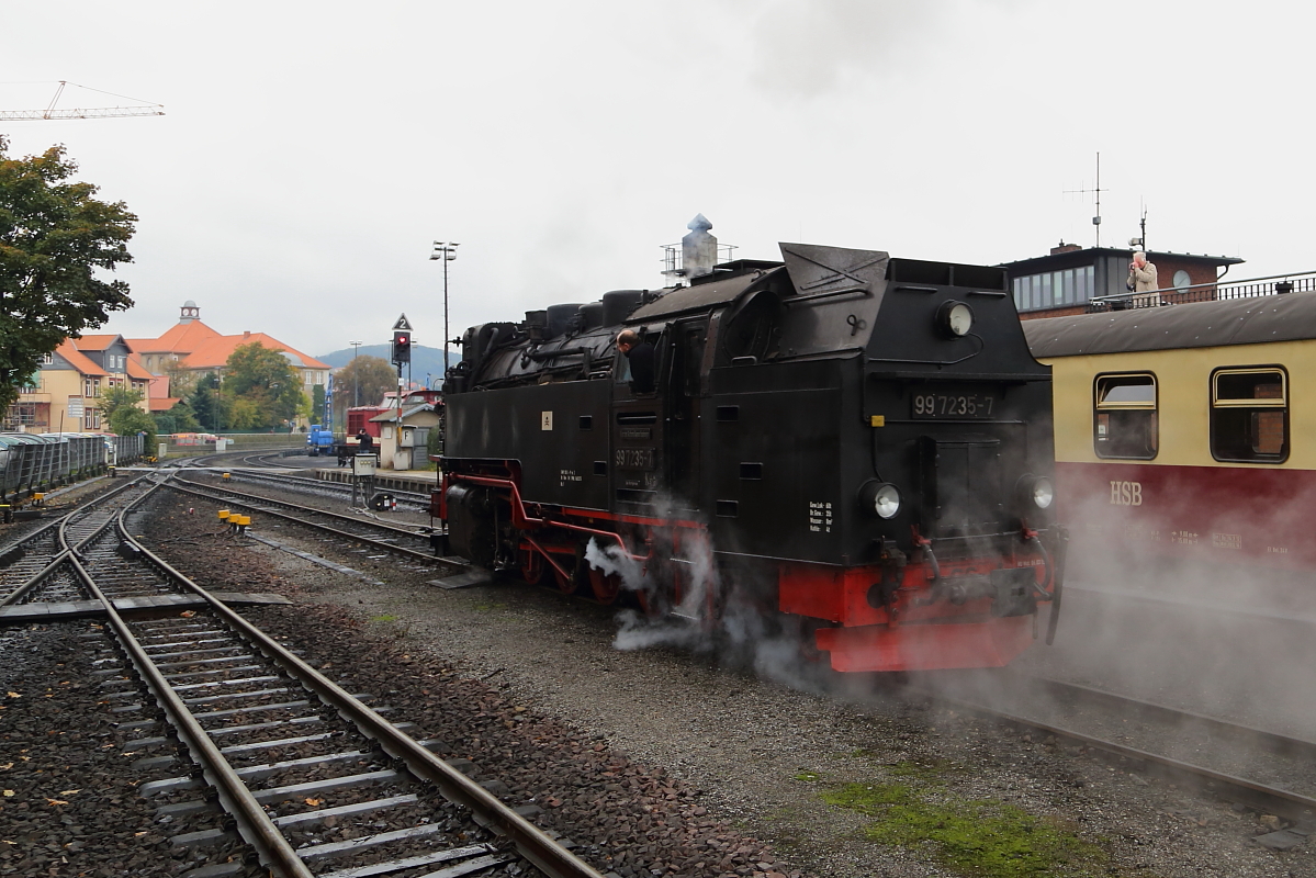 99 7235 am Mittag des 16.10.2015 im Bahnhof Wernigerode, nach einem Planzugeinsatz unterwegs ins Bw. (Bild 1)
