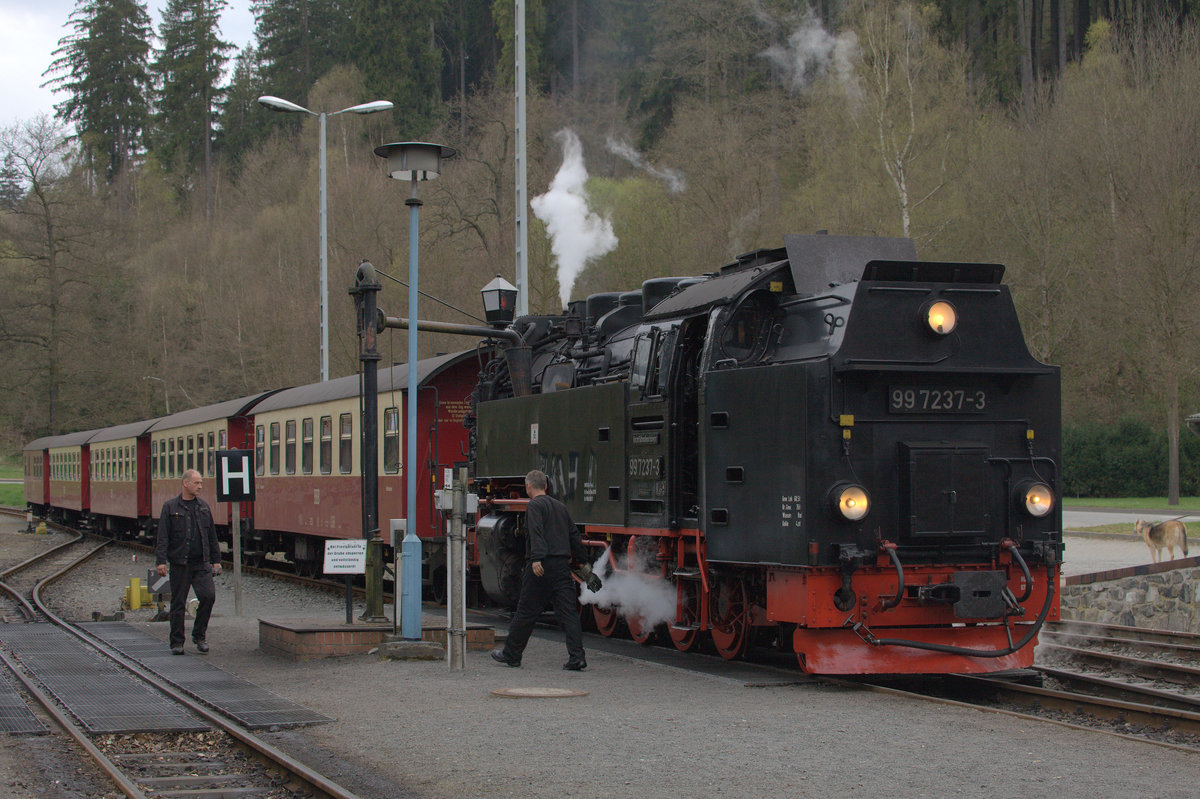 99 7237-3 beim Wassernehmen in Alexiabad. Sie befördert einen Sonderzug nach Gernrode.14.04.2017 18:31 Uhr.